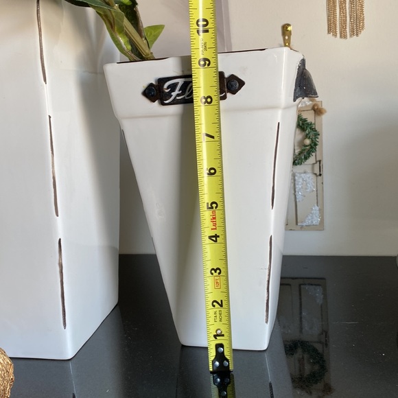 Contemporary flower vases - Picture 10 of 11